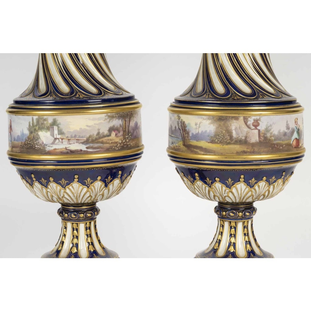 Paire de grands vases torsadés en porcelaine peinte et dorée, XIXᵉ siècle 9