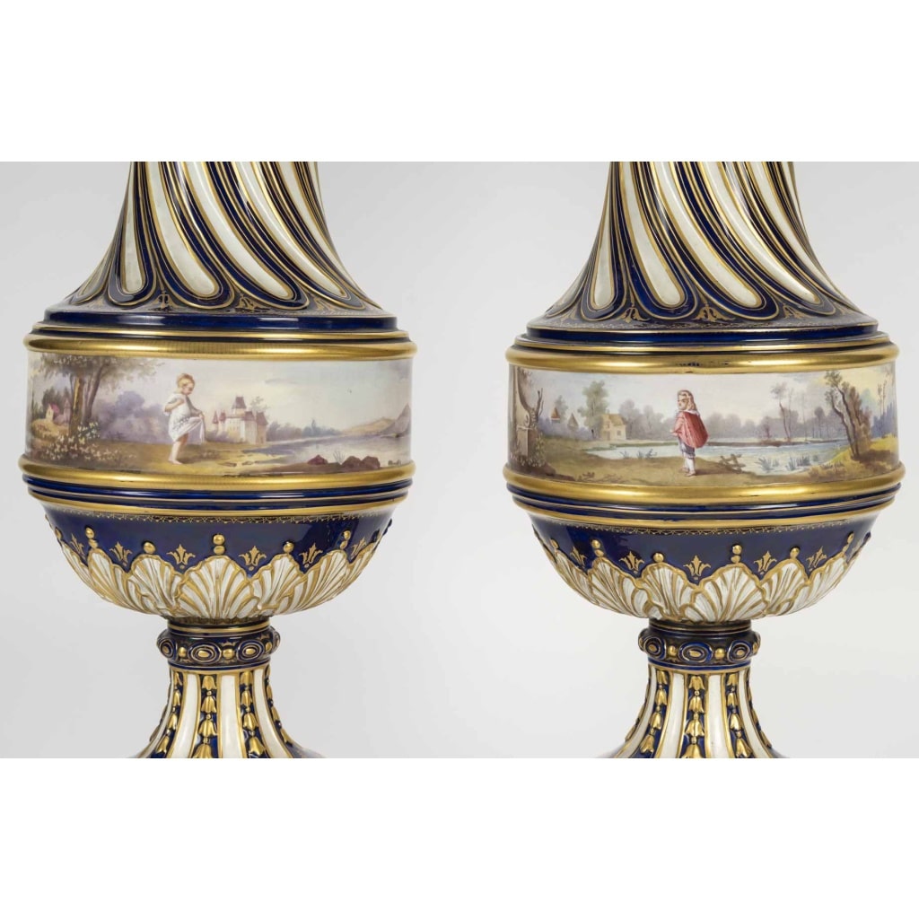 Paire de grands vases torsadés en porcelaine peinte et dorée, XIXᵉ siècle 3