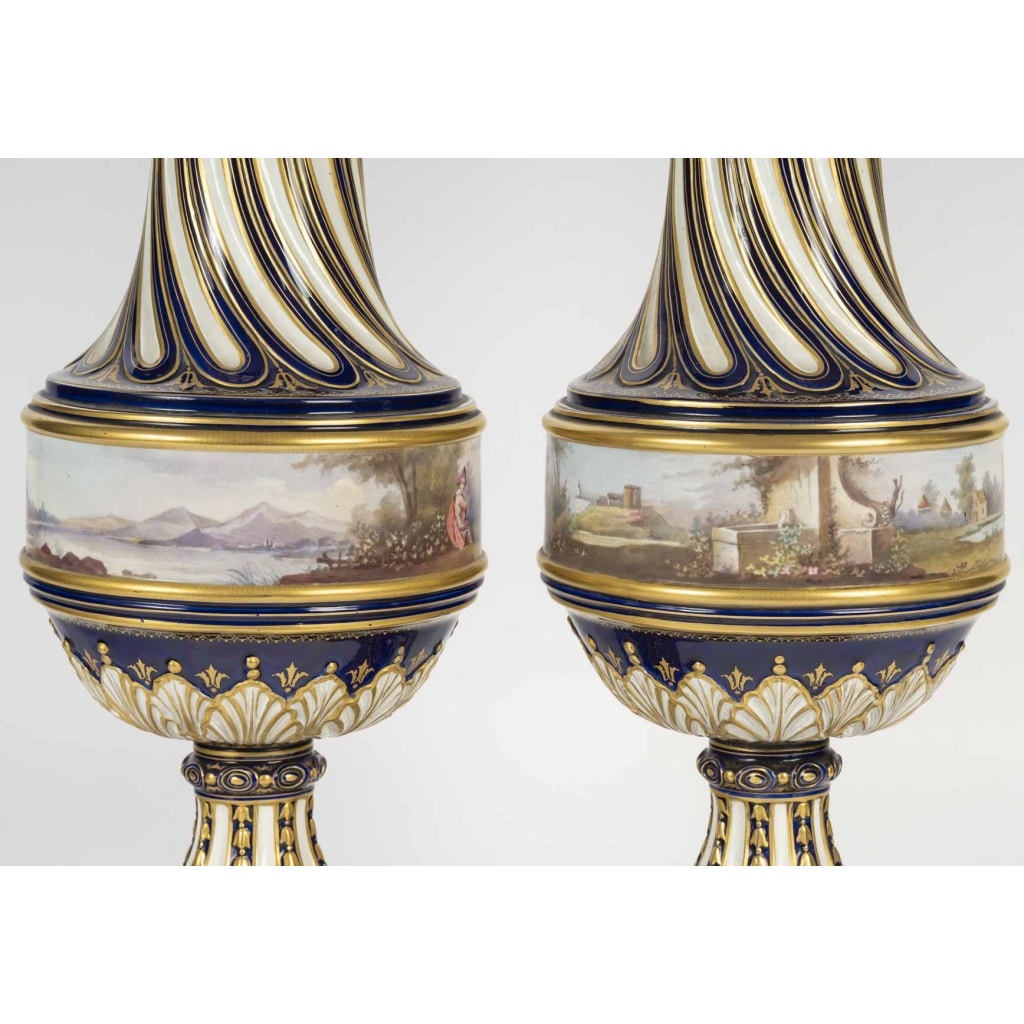 Paire de grands vases torsadés en porcelaine peinte et dorée, XIXᵉ siècle 4