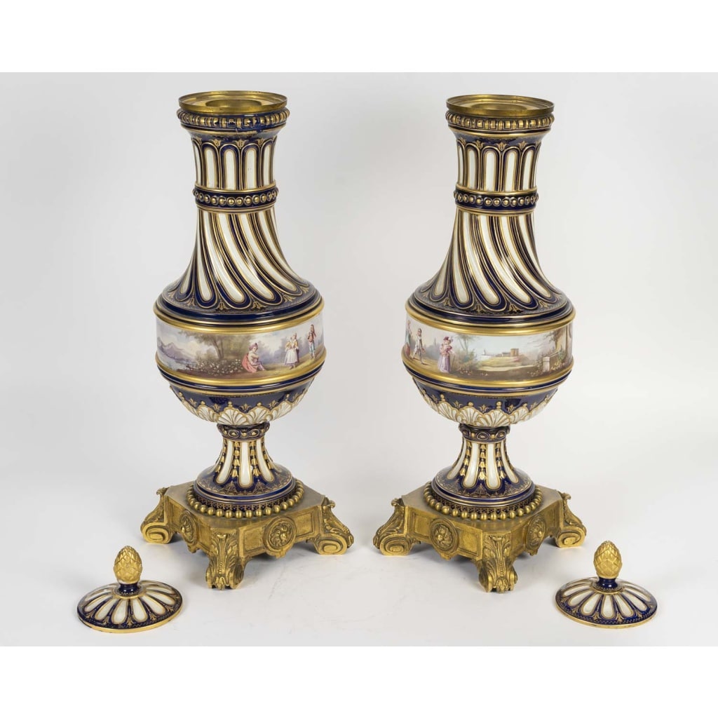 Paire de grands vases torsadés en porcelaine peinte et dorée, XIXᵉ siècle 5