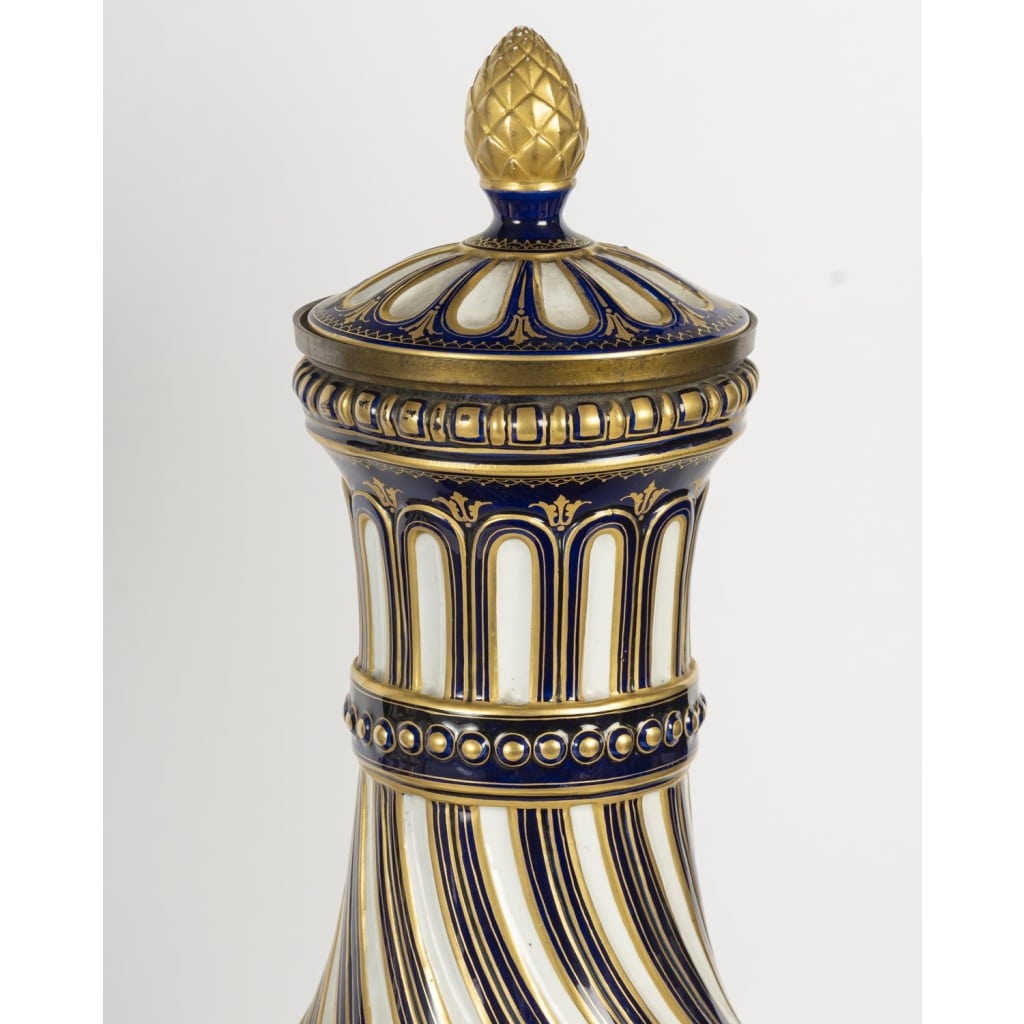 Paire de grands vases torsadés en porcelaine peinte et dorée, XIXᵉ siècle 6
