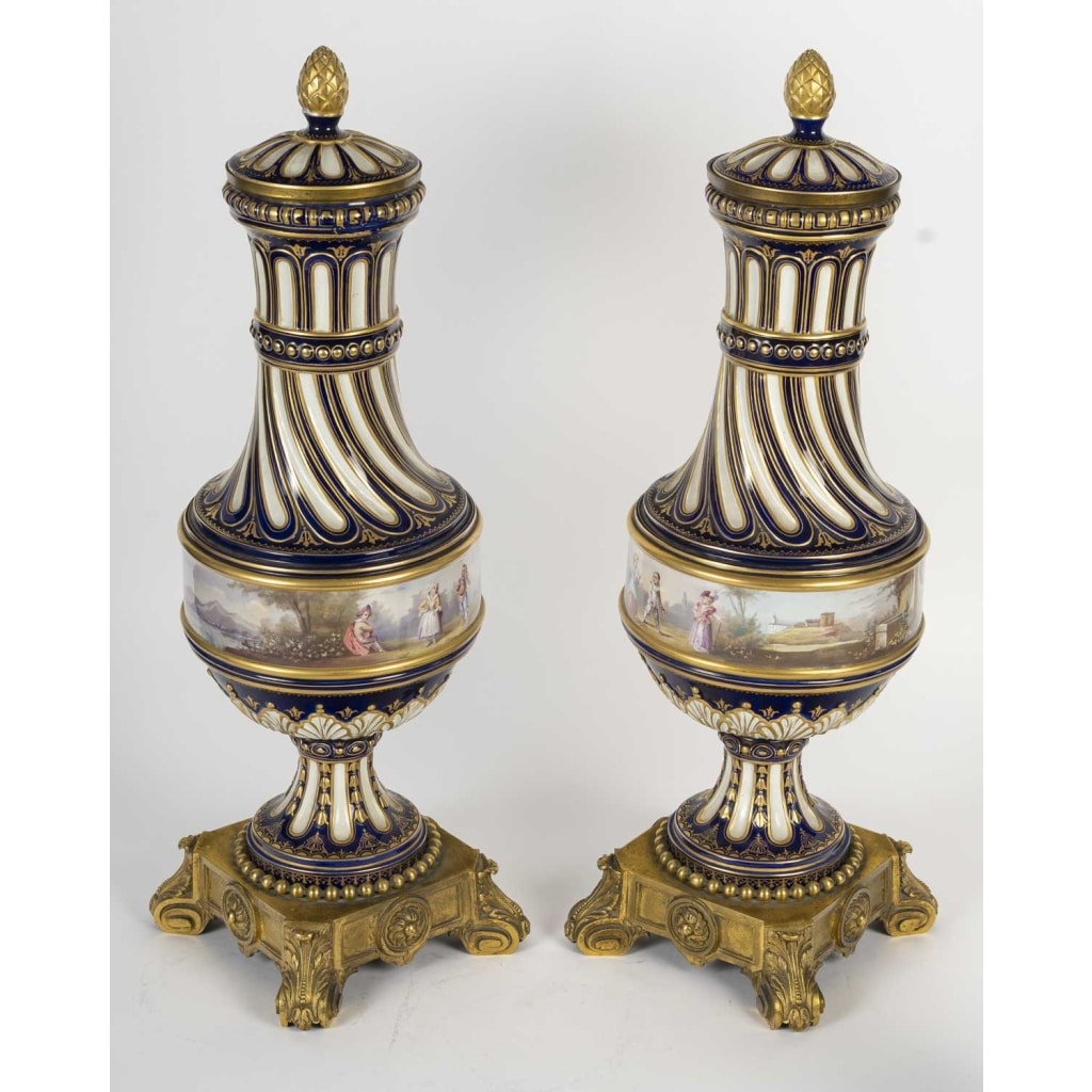 Paire de grands vases torsadés en porcelaine peinte et dorée, XIXᵉ siècle 7