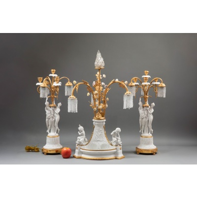 Importante garniture de trois pièces en biscuit et bronze doré, XIXᵉ siècle 2