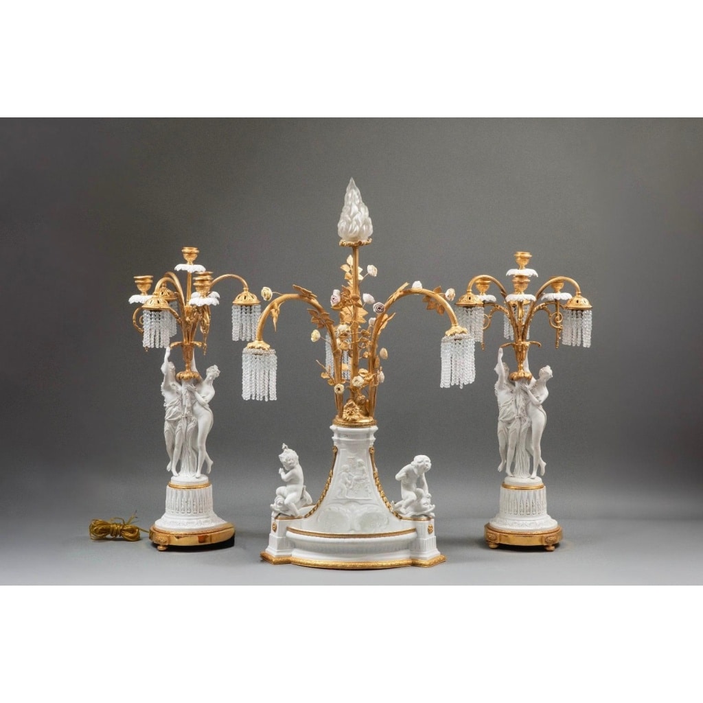 Importante garniture de trois pièces en biscuit et bronze doré, XIXᵉ siècle 2 Importante garniture de trois pièces en biscuit et bronze doré, XIXᵉ siècle 2