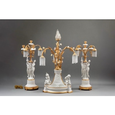 Importante garniture de trois pièces en biscuit et bronze doré, XIXᵉ siècle