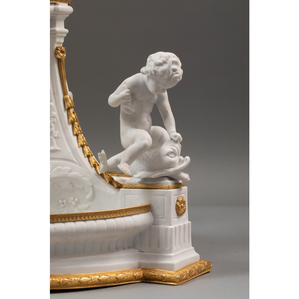 Importante garniture de trois pièces en biscuit et bronze doré, XIXᵉ siècle 4