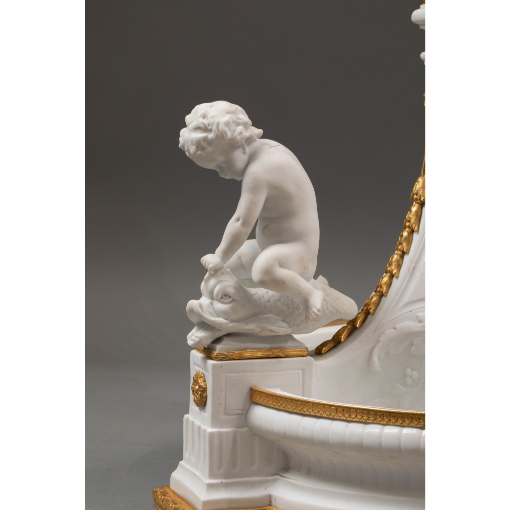 Importante garniture de trois pièces en biscuit et bronze doré, XIXᵉ siècle 6