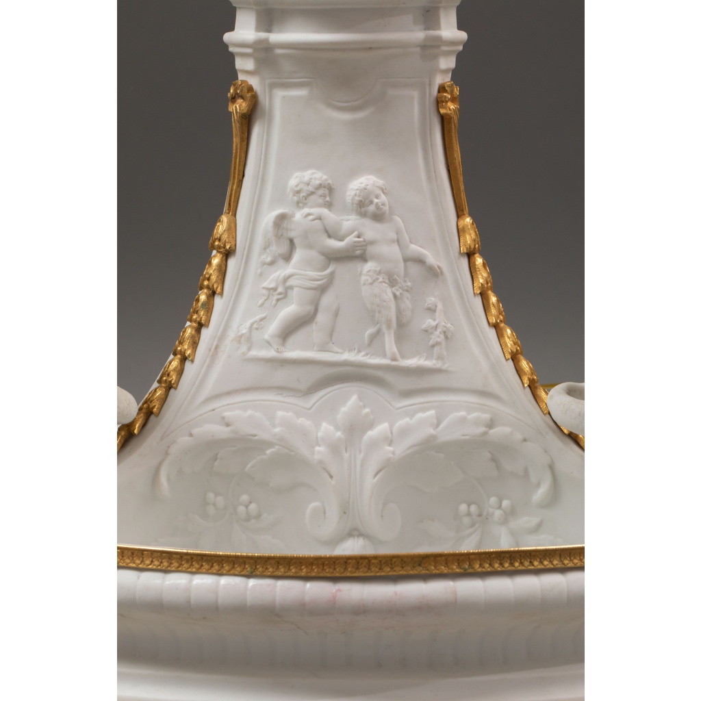 Importante garniture de trois pièces en biscuit et bronze doré, XIXᵉ siècle 9