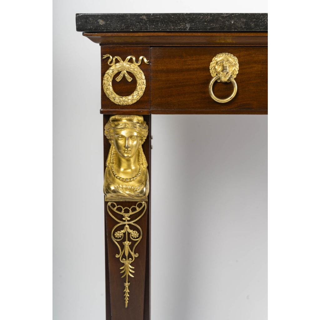 Petite console en acajou et bronze doré, d’époque Ier empire (1804-18015), XIXème siècle. 6