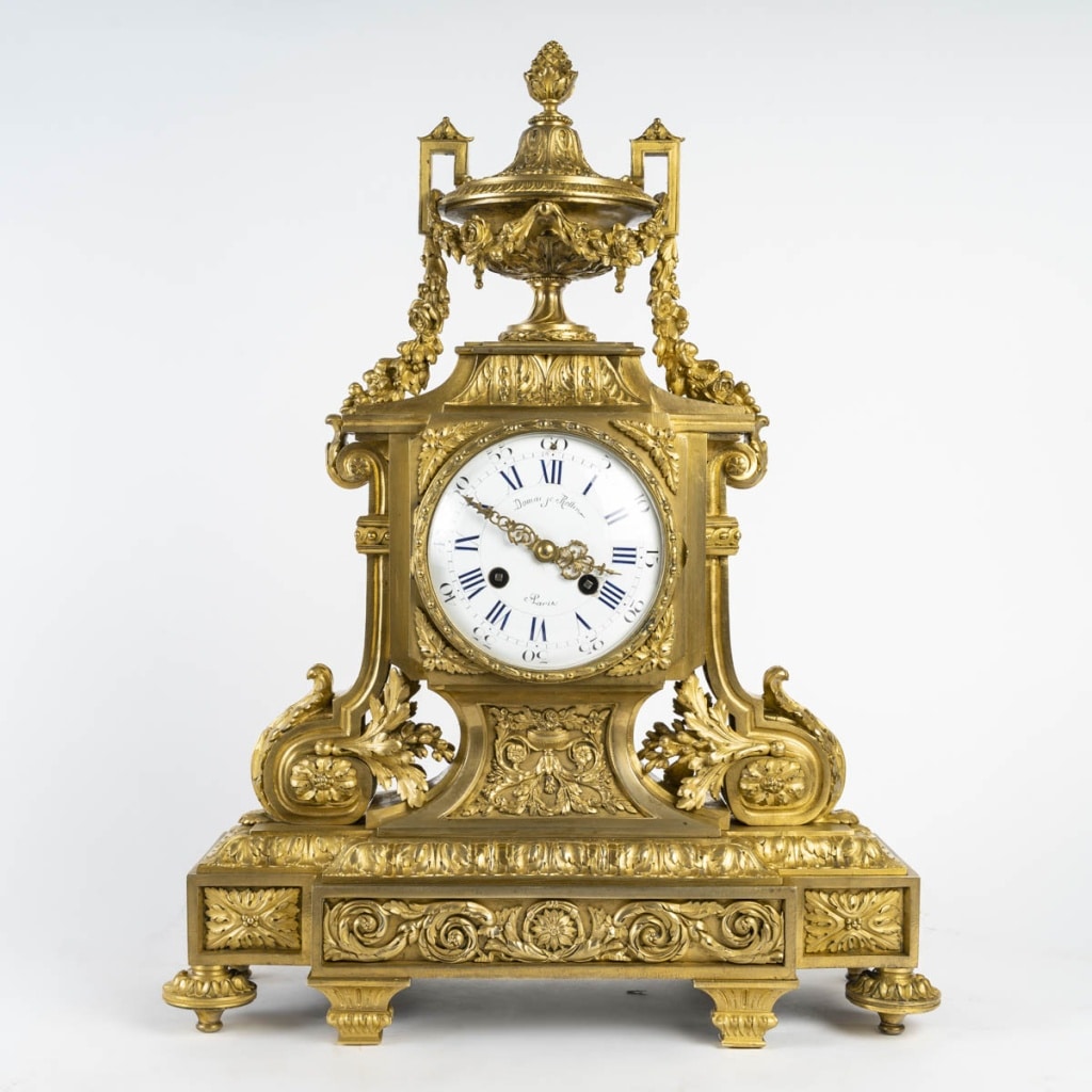 Une pendule en bronze doré de style napoléon III, fin XIXème siècle 2