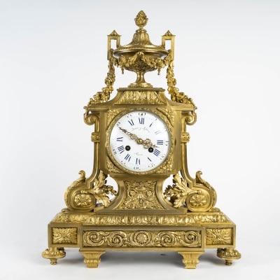 Une pendule en bronze doré de style napoléon III, fin XIXème siècle