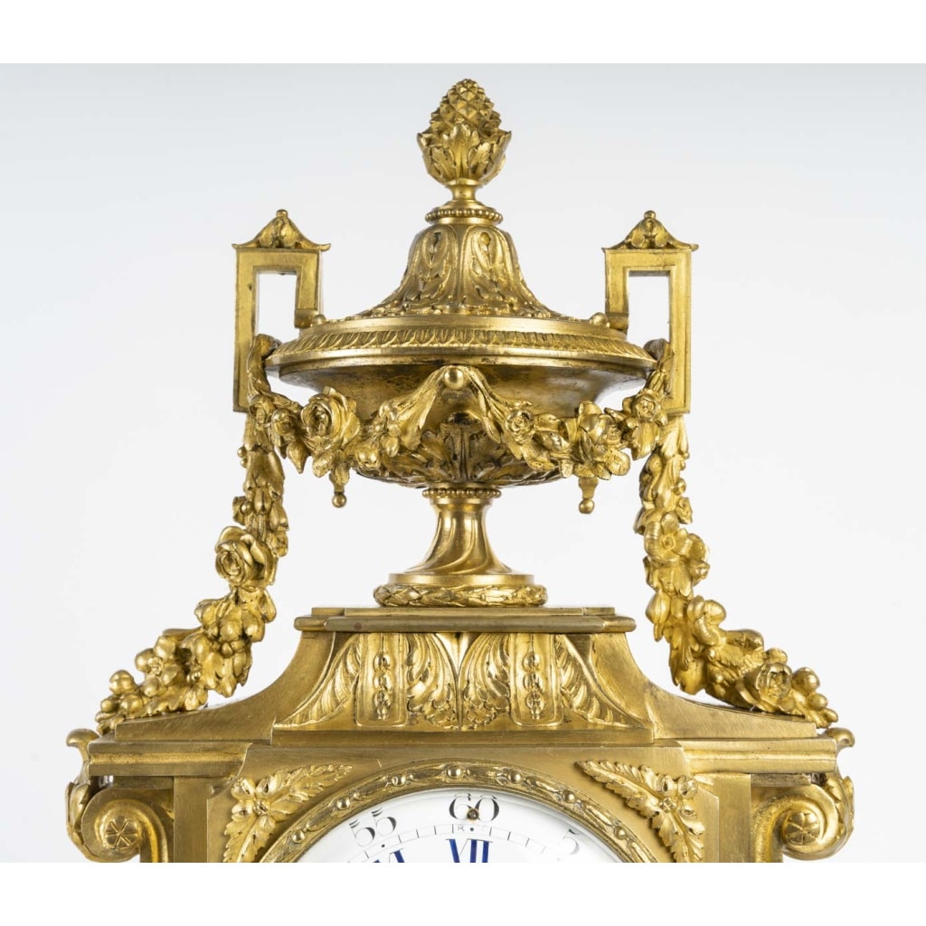 Une pendule en bronze doré de style napoléon III, fin XIXème siècle 4