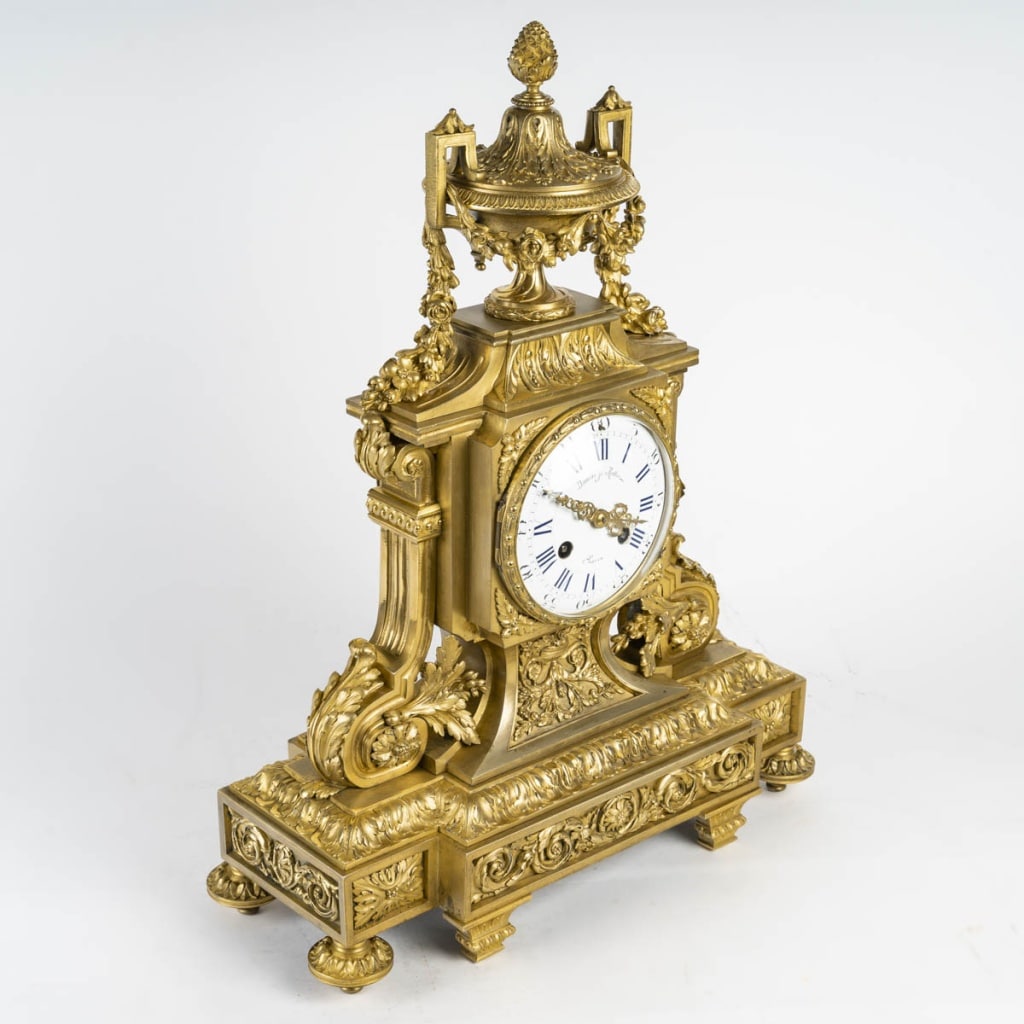 Une pendule en bronze doré de style napoléon III, fin XIXème siècle 3