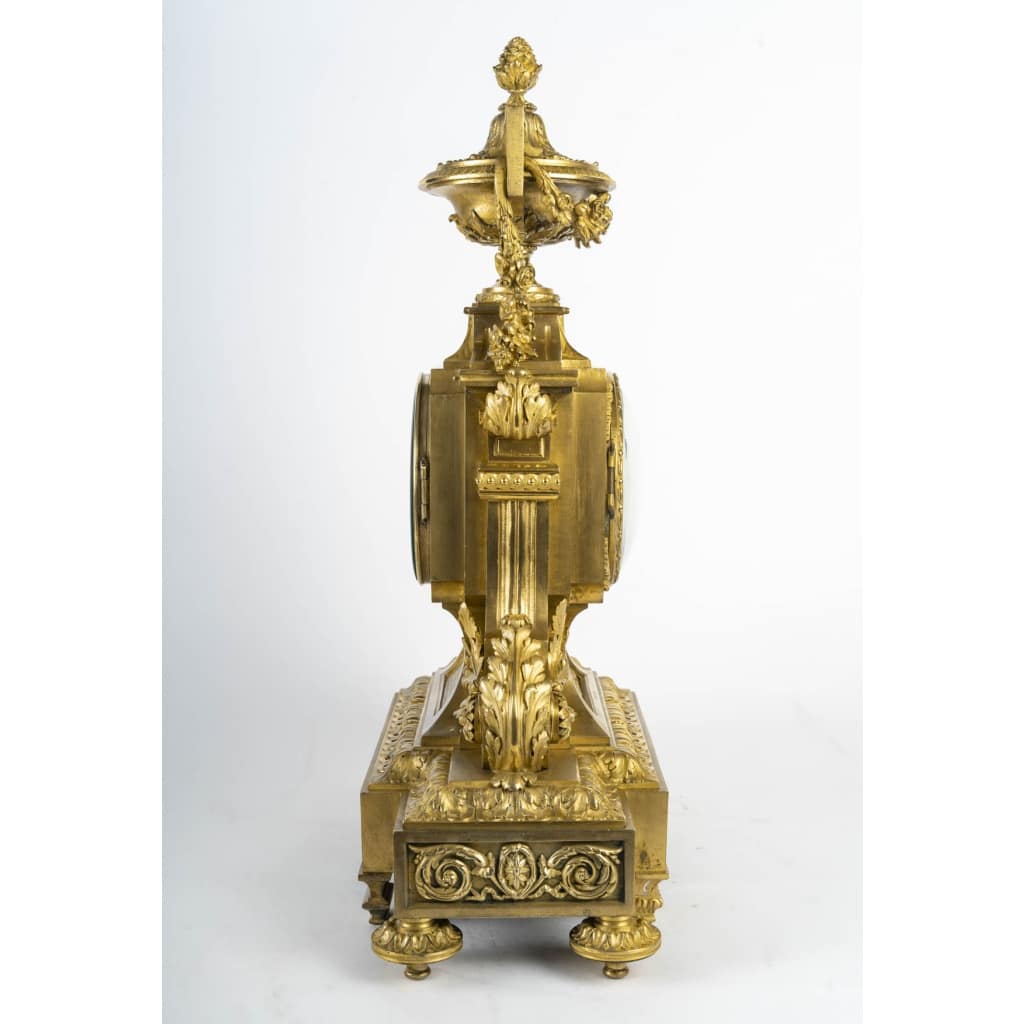 Une pendule en bronze doré de style napoléon III, fin XIXème siècle 7