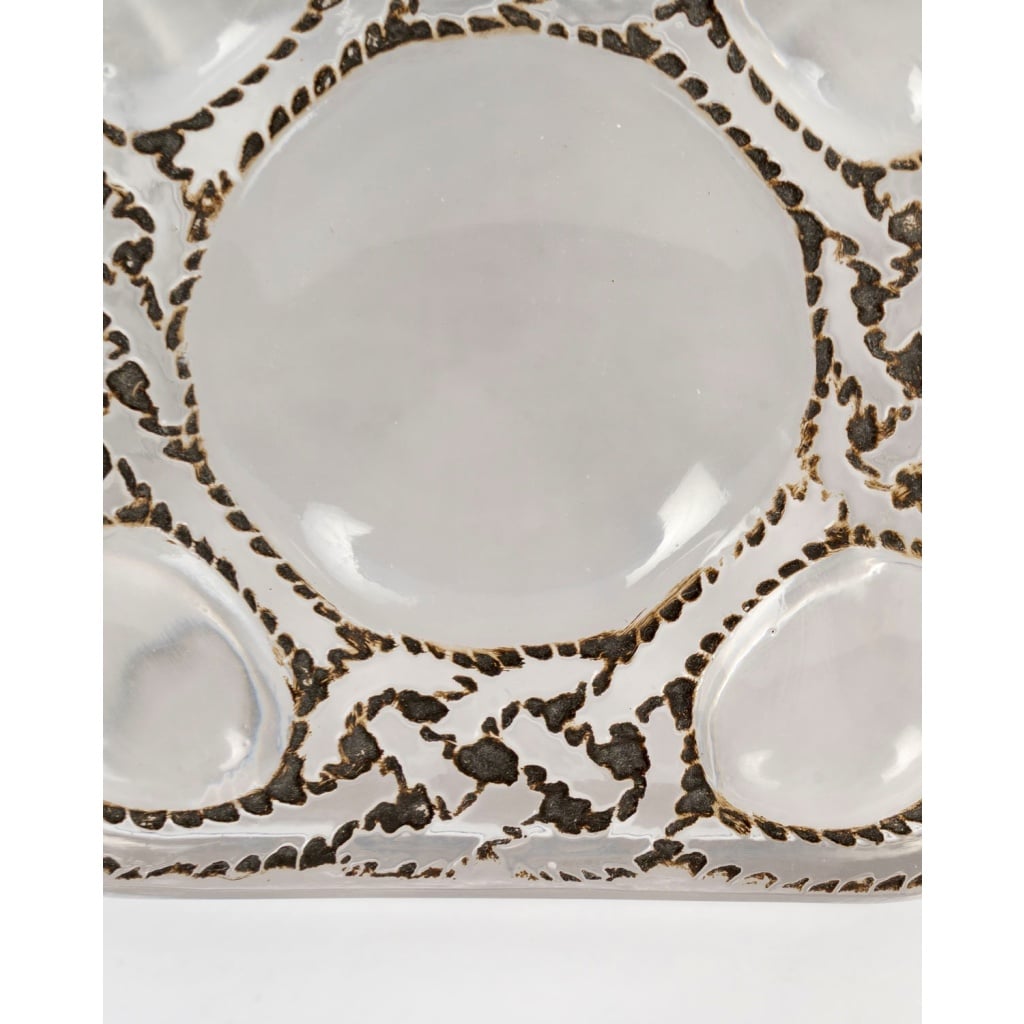 Boîte « Les 5 Fleurs » verre blanc émaillé noir de René LALIQUE pour Forvil 6 Boîte « Les 5 Fleurs » verre blanc émaillé noir de René LALIQUE pour Forvil 6