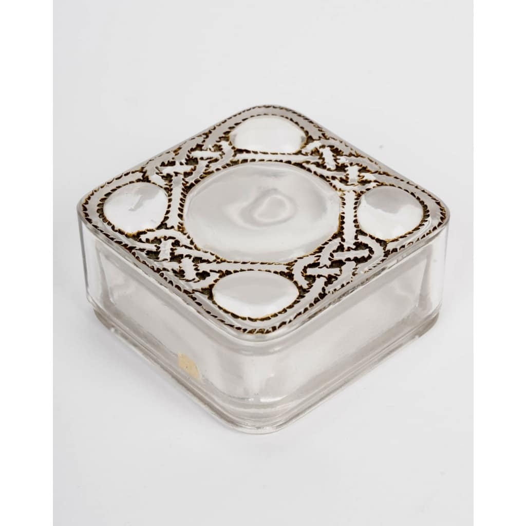 Boîte « Les 5 Fleurs » verre blanc émaillé noir de René LALIQUE pour Forvil 2 Boîte « Les 5 Fleurs » verre blanc émaillé noir de René LALIQUE pour Forvil 2