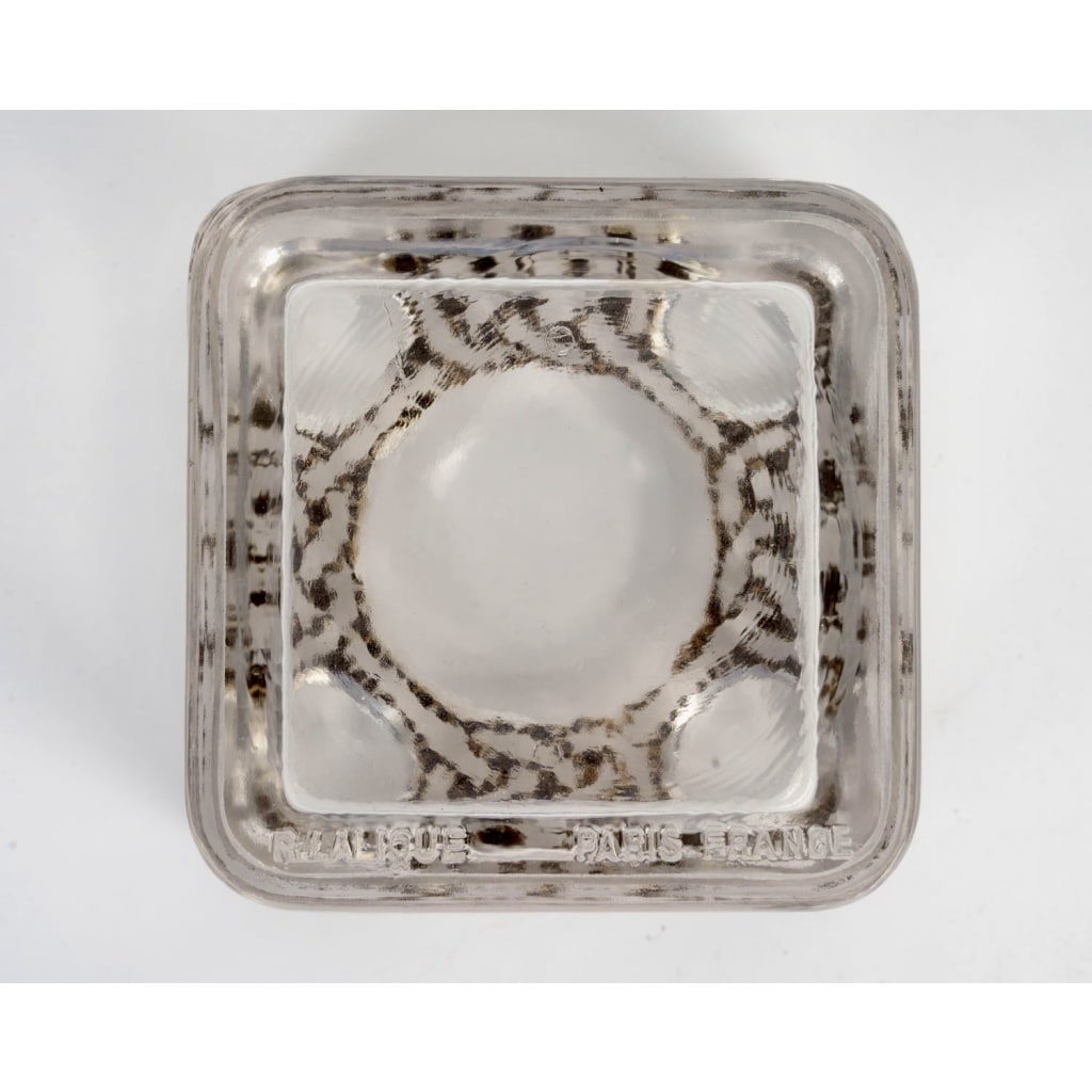 Boîte « Les 5 Fleurs » verre blanc émaillé noir de René LALIQUE pour Forvil 7 Boîte « Les 5 Fleurs » verre blanc émaillé noir de René LALIQUE pour Forvil 7