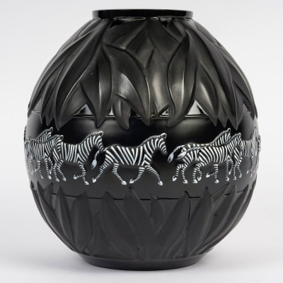 Vase « Tanzania » cristal noir émaillé blanc de Marie-Claude LALIQUE