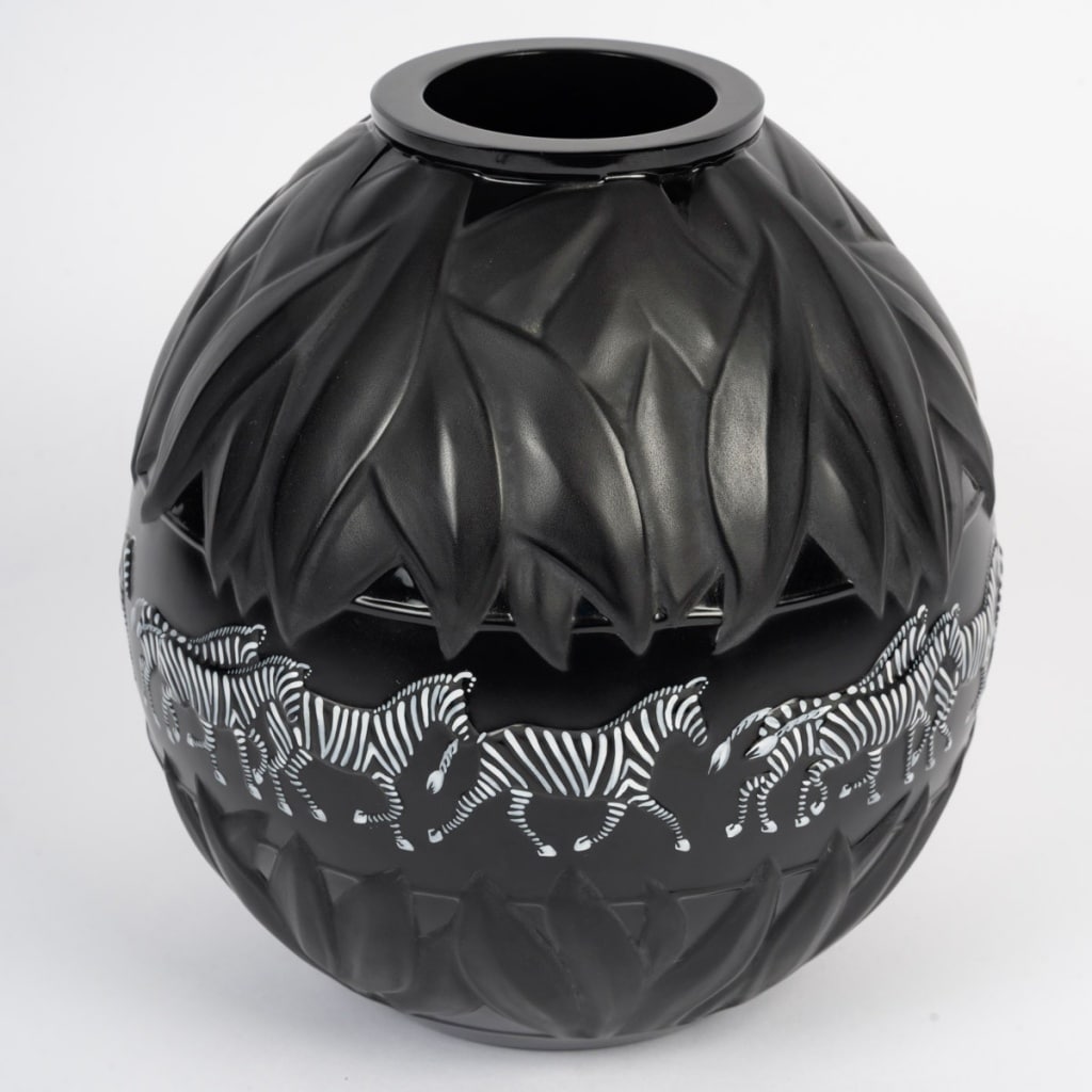 Vase « Tanzania » cristal noir émaillé blanc de Marie-Claude LALIQUE 4