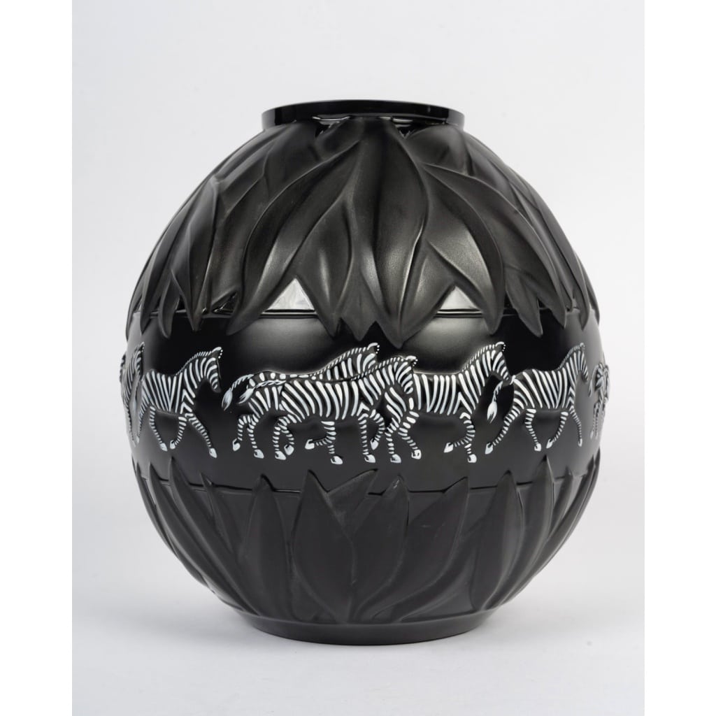 Vase « Tanzania » cristal noir émaillé blanc de Marie-Claude LALIQUE 3
