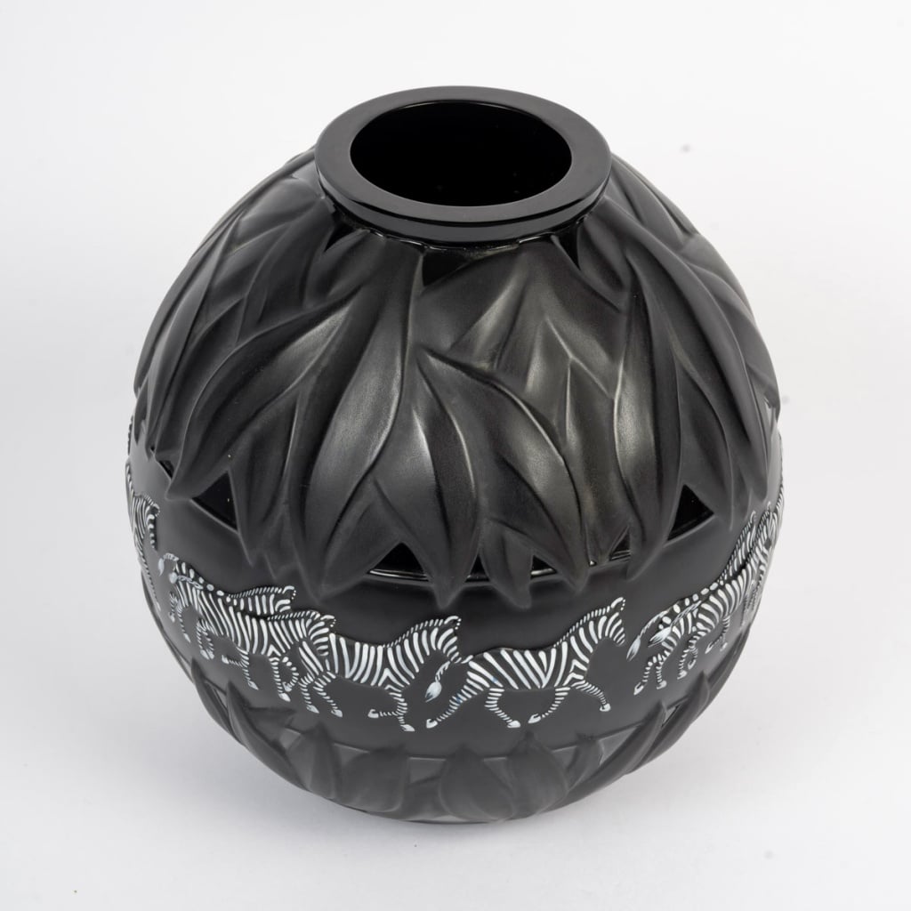 Vase « Tanzania » cristal noir émaillé blanc de Marie-Claude LALIQUE 5