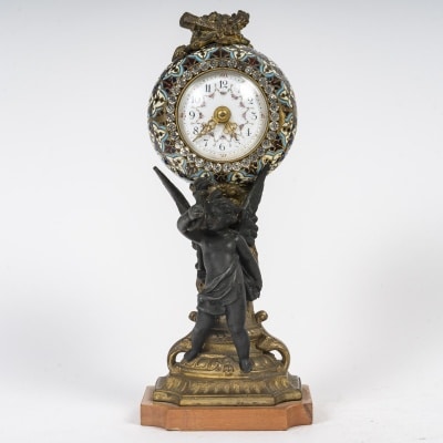 Une pendule en régule et émail cloisonné, fin XIXème siècle