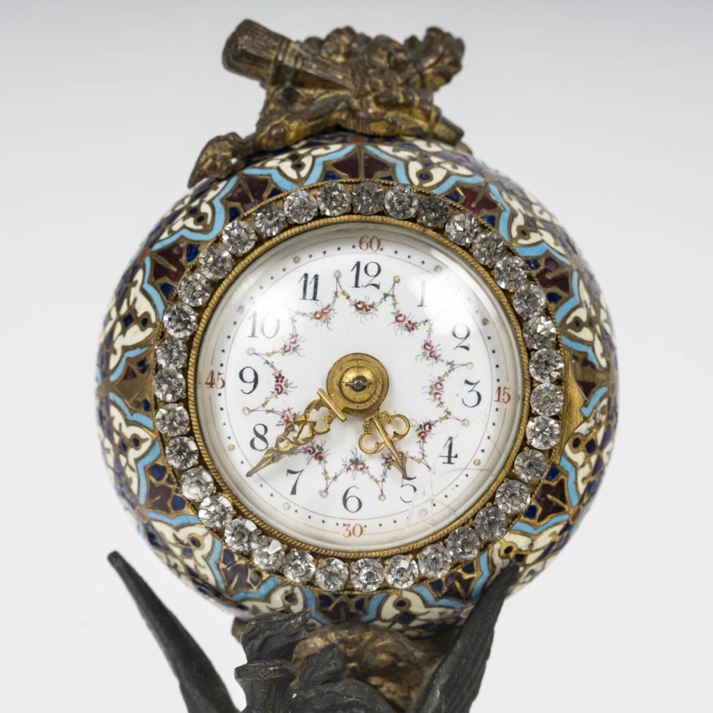 Une pendule en régule et émail cloisonné, fin XIXème siècle 7