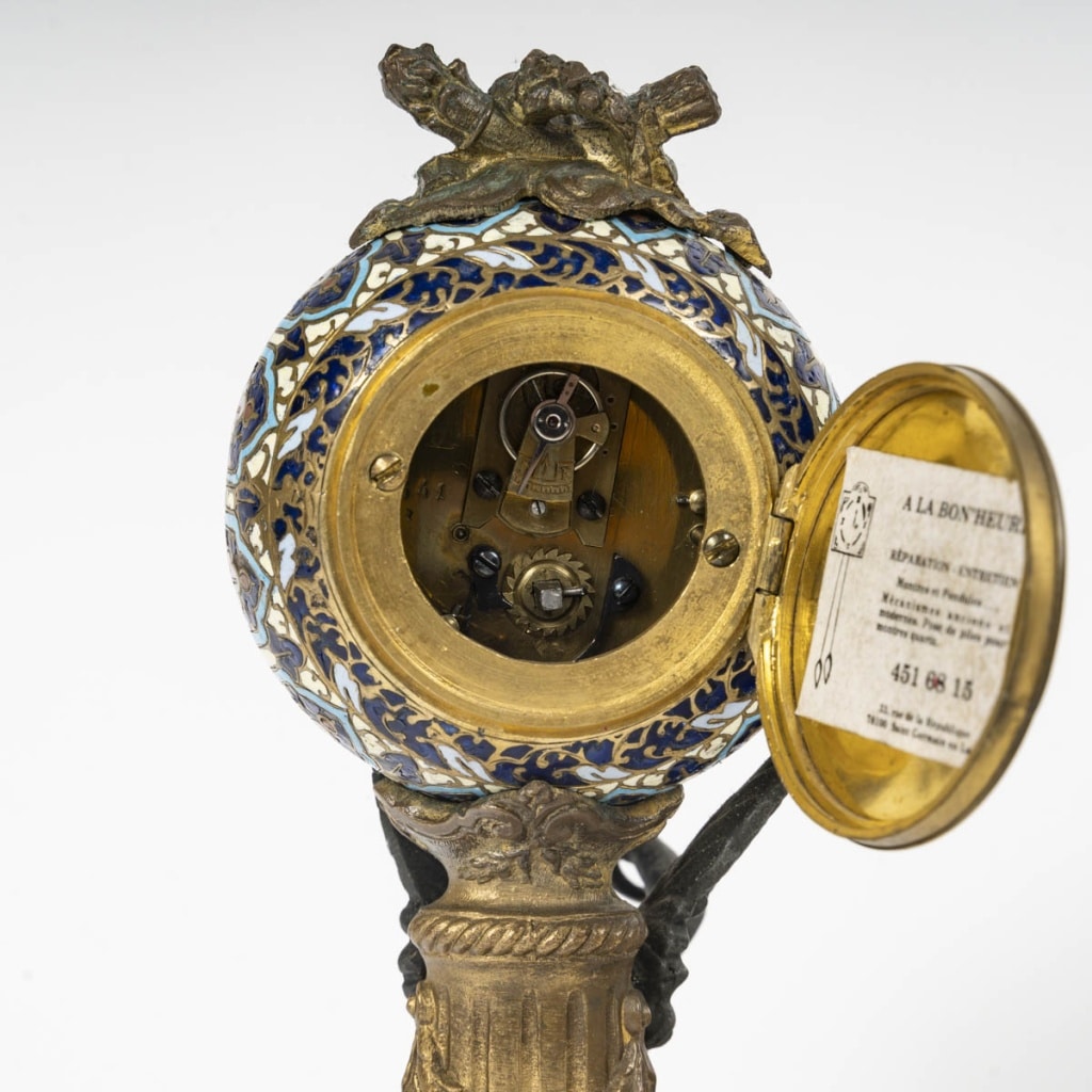 Une pendule en régule et émail cloisonné, fin XIXème siècle 9