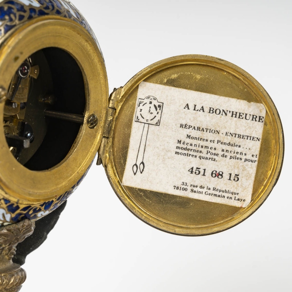 Une pendule en régule et émail cloisonné, fin XIXème siècle 10