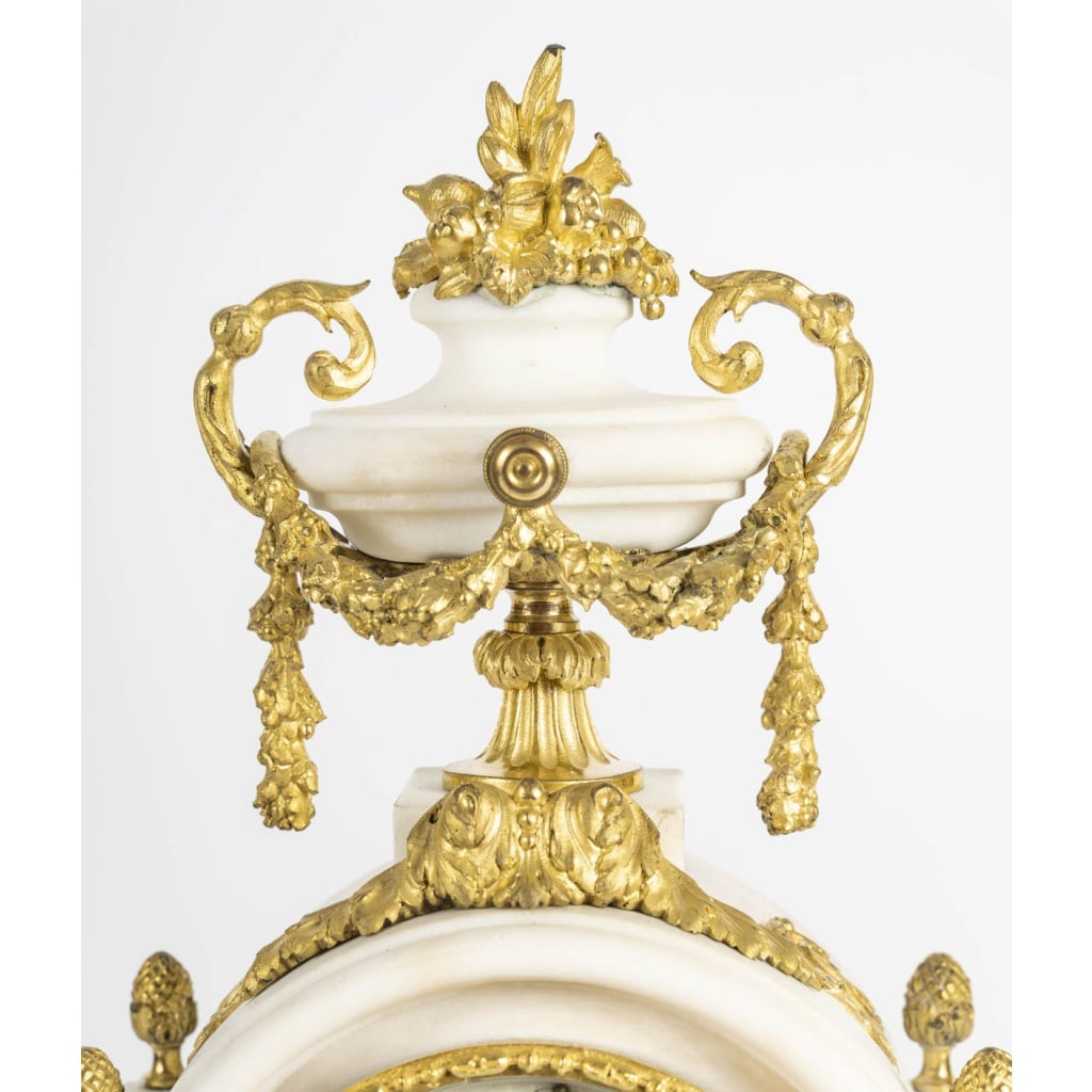 Une Garniture En Bronze Doré Et Marbre Blanc, XIXème Siècle 11