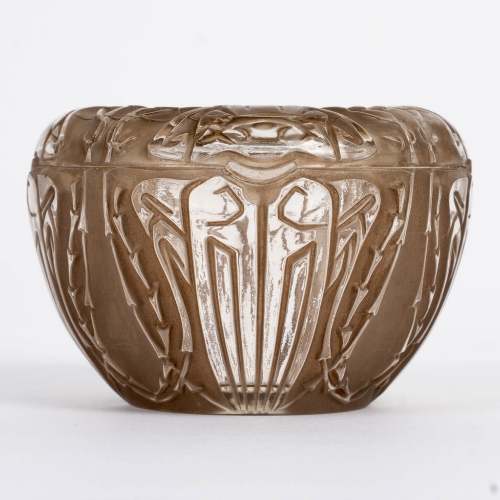 Boîte « Quatre Scarabées » verre blanc patiné sépia de René LALIQUE 2 Boîte « Quatre Scarabées » verre blanc patiné sépia de René LALIQUE 2