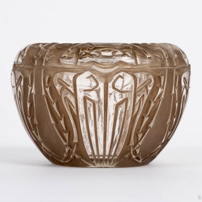 Boîte « Quatre Scarabées » verre blanc patiné sépia de René LALIQUE