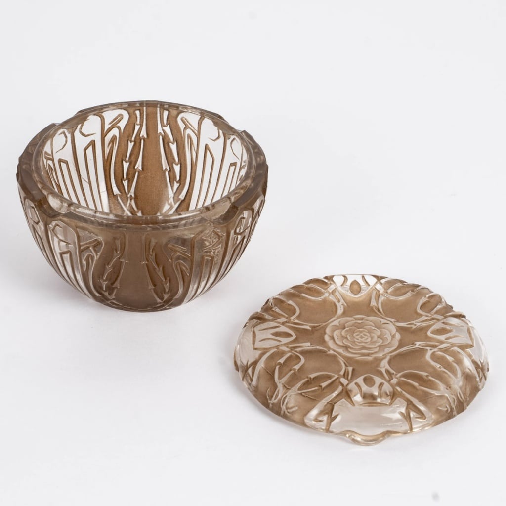 Boîte « Quatre Scarabées » verre blanc patiné sépia de René LALIQUE 5 Boîte « Quatre Scarabées » verre blanc patiné sépia de René LALIQUE 5