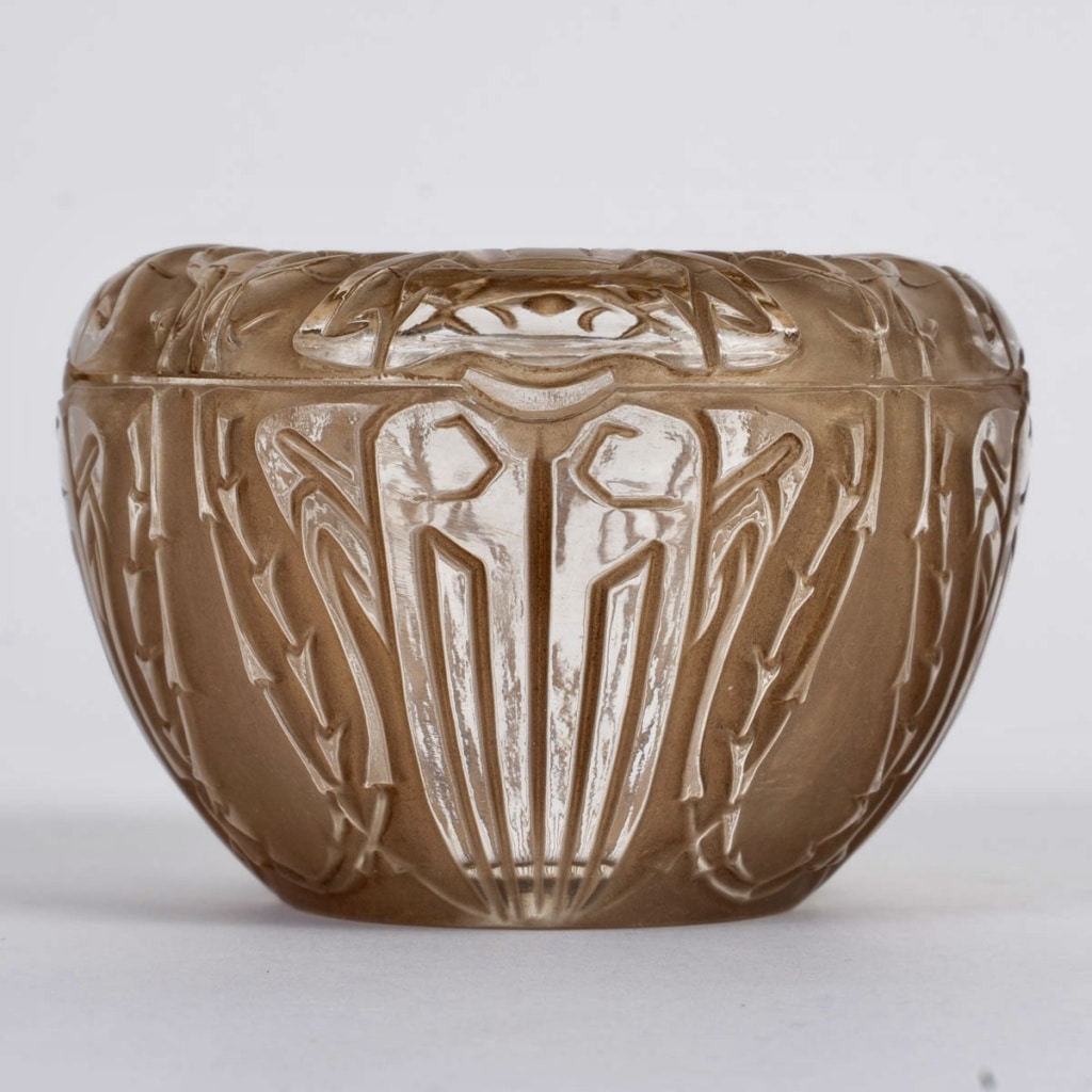 Boîte « Quatre Scarabées » verre blanc patiné sépia de René LALIQUE 7 Boîte « Quatre Scarabées » verre blanc patiné sépia de René LALIQUE 7