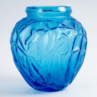 Vase « Sauterelles » cristal bleu électrique de LALIQUE