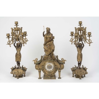 Une garniture de cheminée de style Egypte Antique, fin XIXème siècle