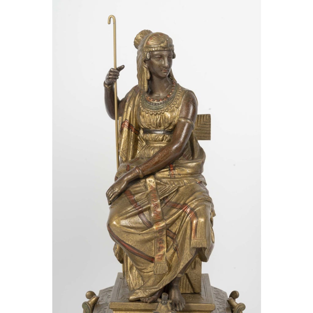 Une garniture de cheminée de style Egypte Antique, fin XIXème siècle 4