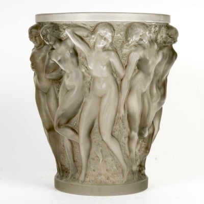 Vase « Bacchantes » verre blanc patiné gris de René LALIQUE