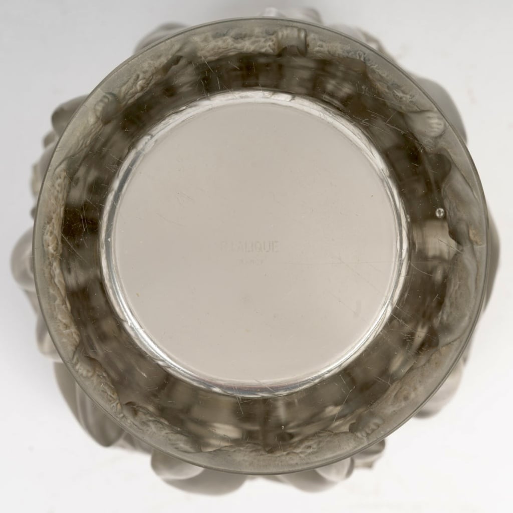 Vase « Bacchantes » verre blanc patiné gris de René LALIQUE 9
