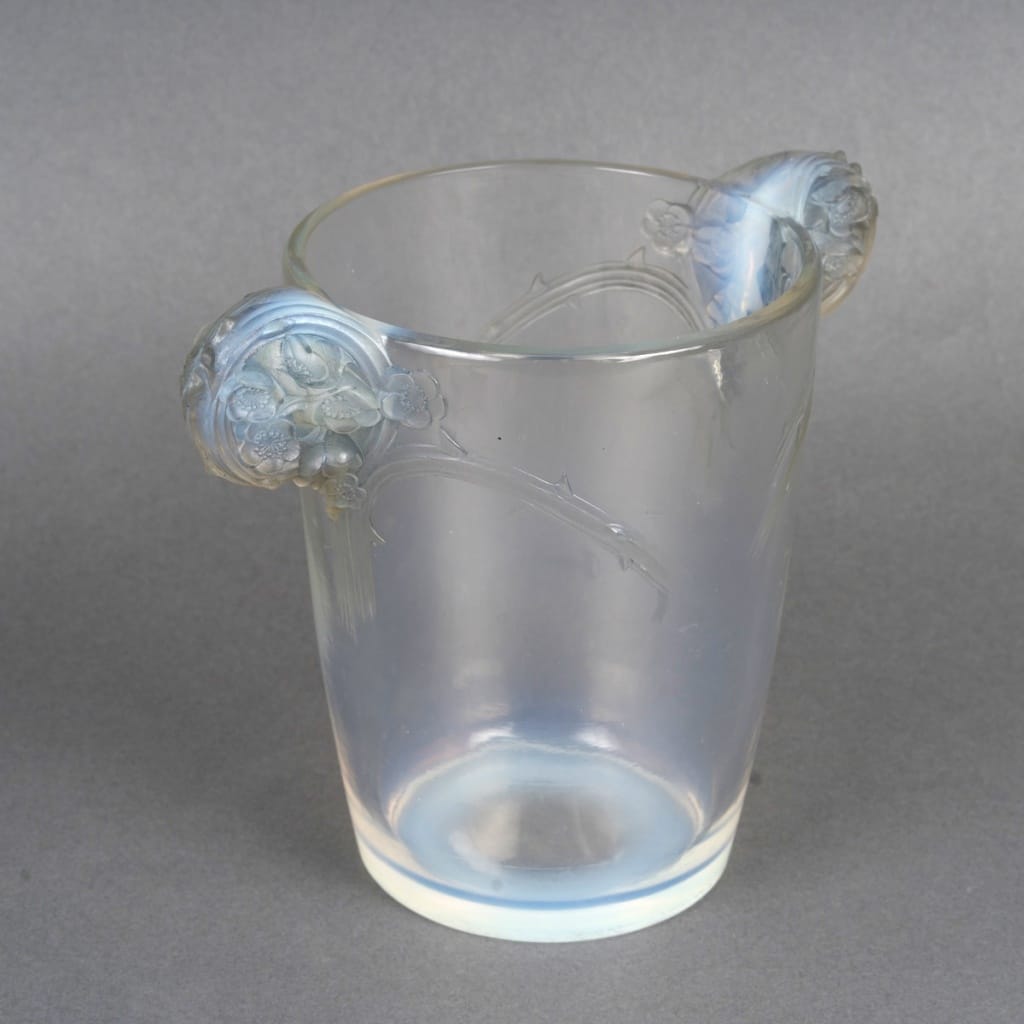 Vase « Chamarande » verre opalescent patiné gris de René LALIQUE 4