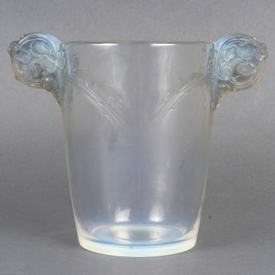 Vase « Chamarande » verre opalescent patiné gris de René LALIQUE