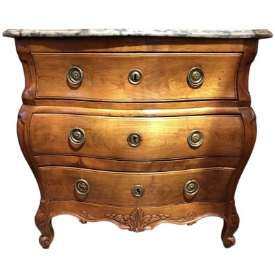 Commode 18è De Port Bois Naturel Ouvrant Trois Tiroirs Reposant Pieds Galbés Dessus Marbre