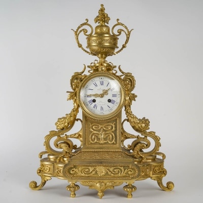 Une Pendule En Bronze Doré De Style Louis XVI, XIXè Siècle
