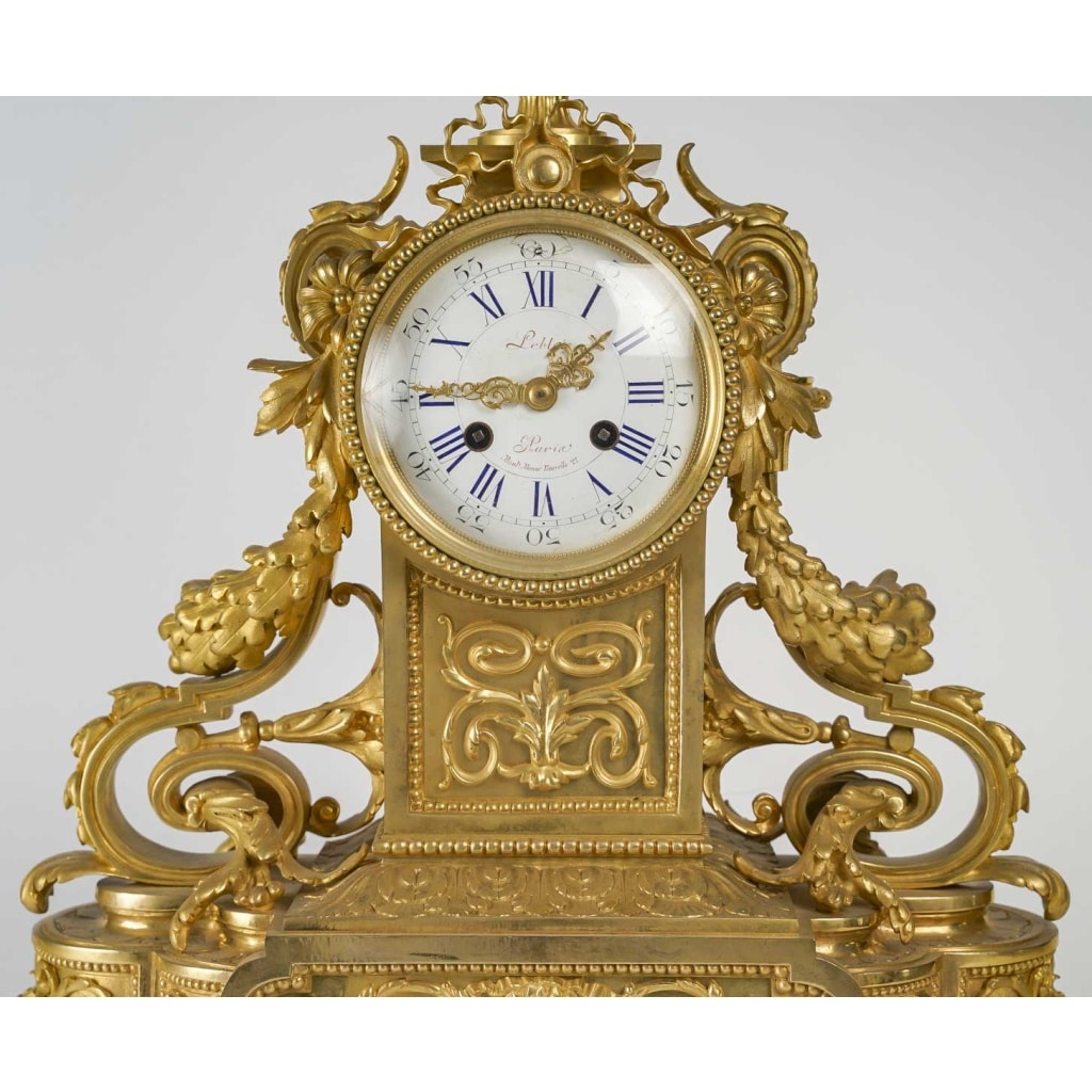 Une Pendule En Bronze Doré De Style Louis XVI, XIXè Siècle 6