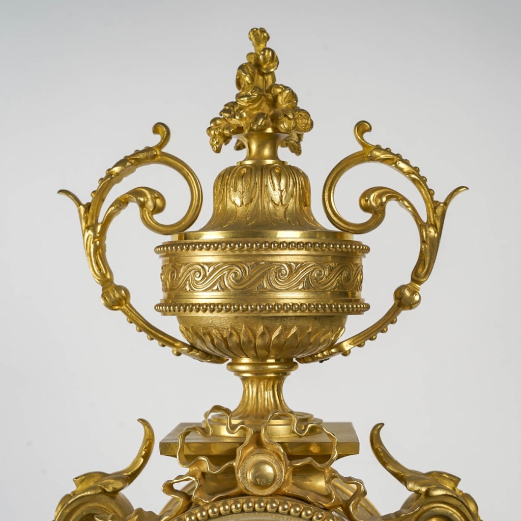 Une Pendule En Bronze Doré De Style Louis XVI, XIXè Siècle 5