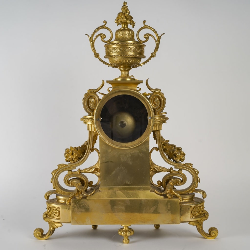 Une Pendule En Bronze Doré De Style Louis XVI, XIXè Siècle 7
