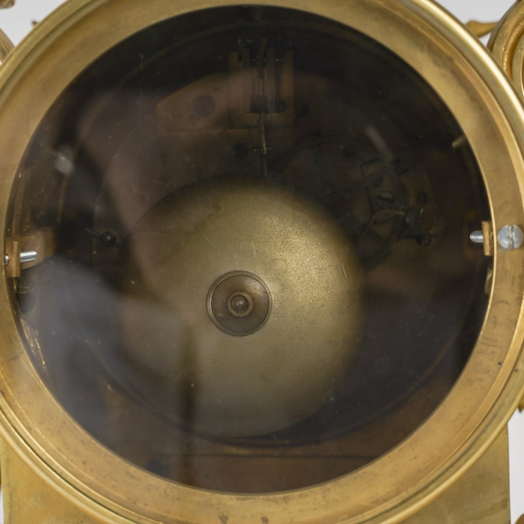 Une Pendule En Bronze Doré De Style Louis XVI, XIXè Siècle 9