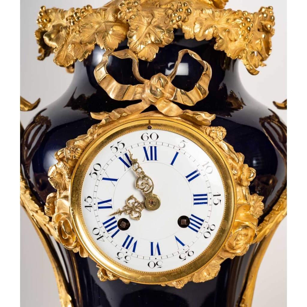 Une Pendule En Porcelaine Et Bronze Doré Fin XIXème Siècle 5