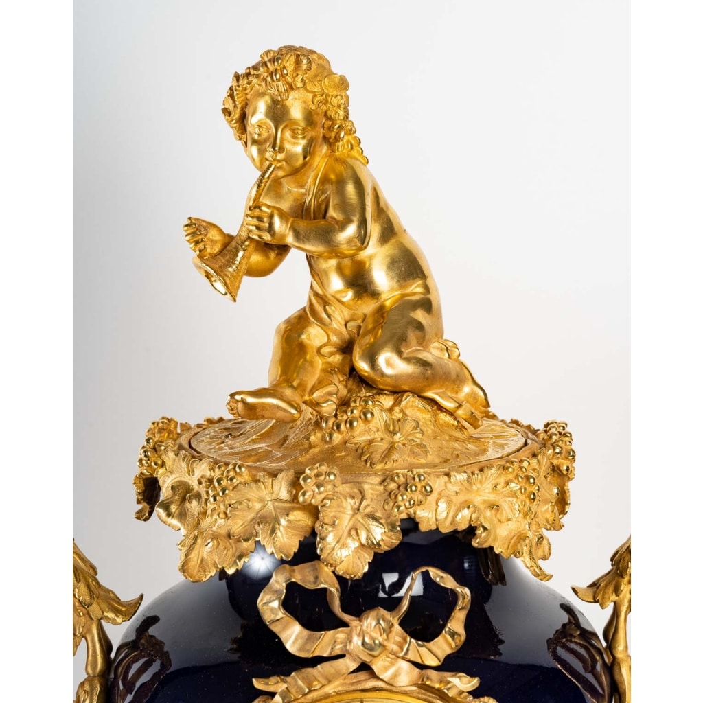 Une Pendule En Porcelaine Et Bronze Doré Fin XIXème Siècle 4