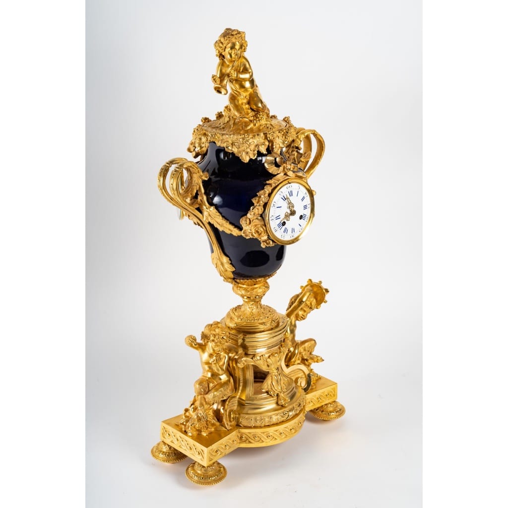Une Pendule En Porcelaine Et Bronze Doré Fin XIXème Siècle 3